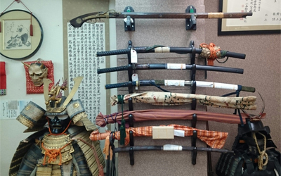 Antique samurai weapons are displayed in the dojo!!