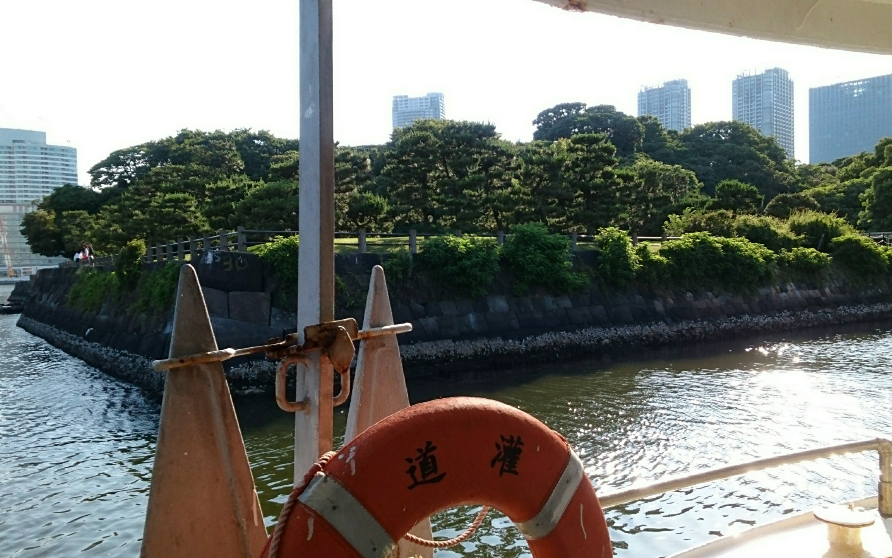Take the waterbus at the pier of the garden to Asakusa!!(About 1 hour boat cruise on the Sumida River)  