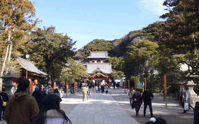 Tsurugaoka Hachimangu Shrine is a spiritual home of the Minamoto clan, who established the first military government in 1192.
