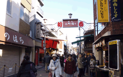On Komachi-Dori shopping street, you can find souvenirs of Kamakura and also have a nice meal.