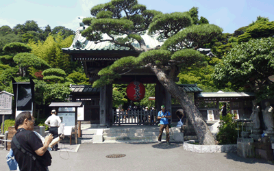 This is the main gate of Hasedera Temple. Inside, there is an observation platform commanding a superb view of the sea. 