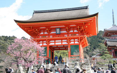 kiyomizu-tera temple at the gate